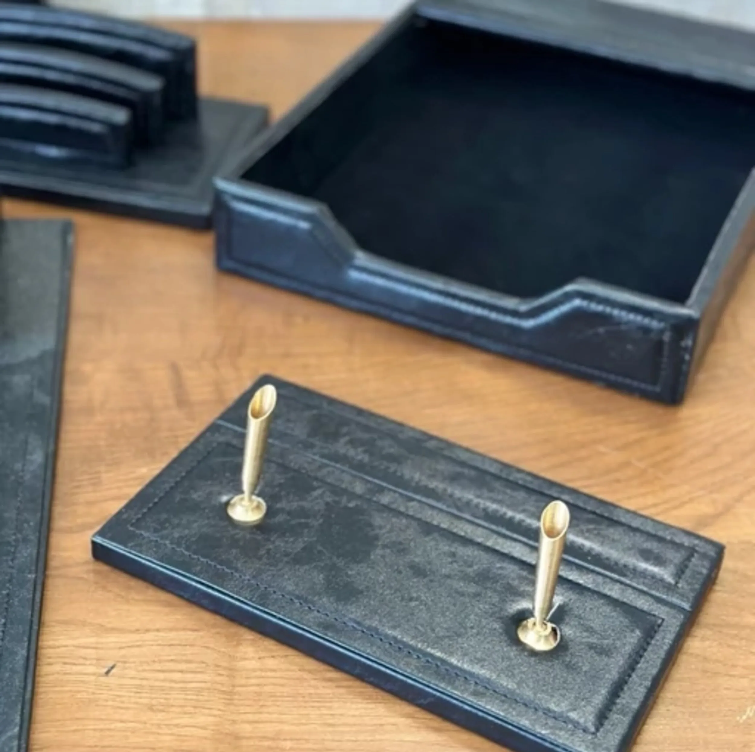 ست ۱۰ تکه لوازم اداری رومیزی مدل مدیریتی چرم ابر و باد کد 710