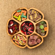 ظرف پذیرایی چوبی طرح گل مدل OD25 با 7 محفظه جداگانه، مناسب سرو آجیل و شکلات، شستشو با دست، ابعاد 28×28×3 سانتی‌متر
