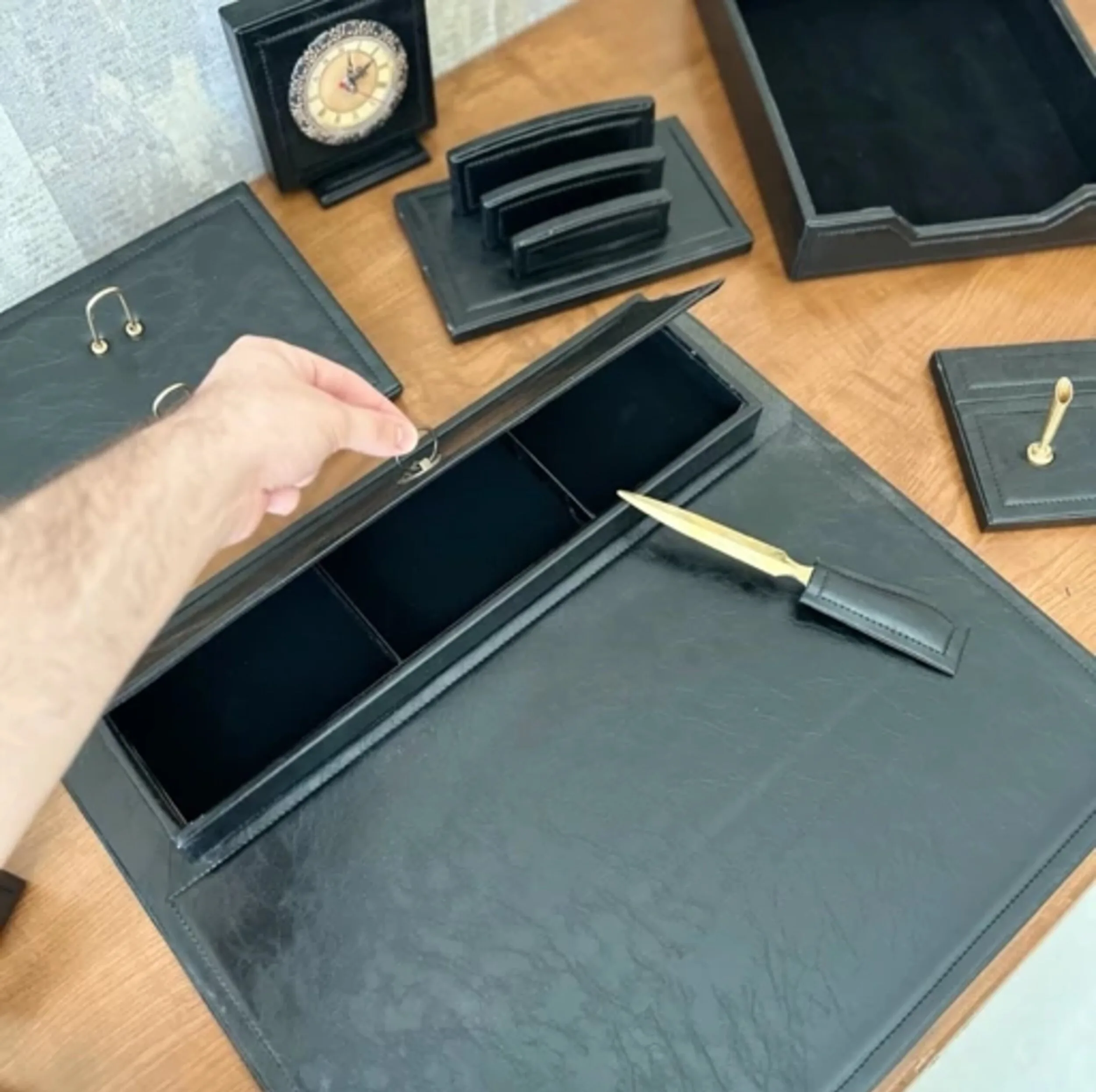 ست ۱۰ تکه لوازم اداری رومیزی مدل مدیریتی چرم ابر و باد کد 710