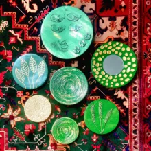 بشقاب دیوارکوب سفالی مدل وان یکاد و چهار قل مجموعه ۷ عددی