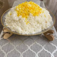 دیس برنج پایه‌دار شیشه‌ای مدل سولو لب طلا 32×32 سانتی‌متر مقاوم در شست‌وشوی دست و ماشین ظرفشویی با پایه چوبی