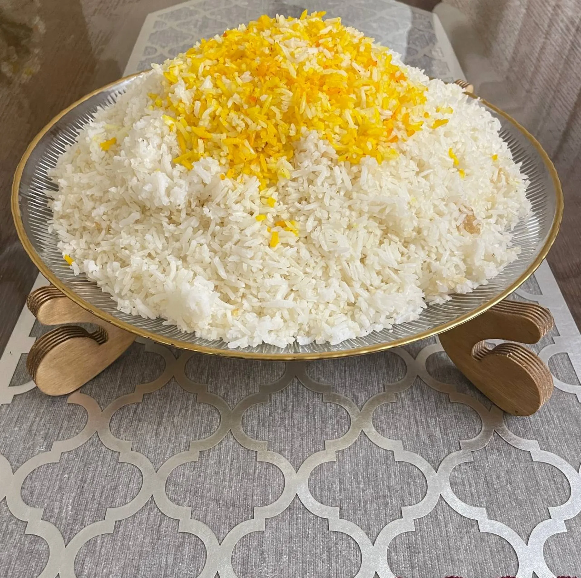 دیس برنج پایه‌دار شیشه‌ای مدل سولو لب طلا 32×32 سانتی‌متر مقاوم در شست‌وشوی دست و ماشین ظرفشویی با پایه چوبی