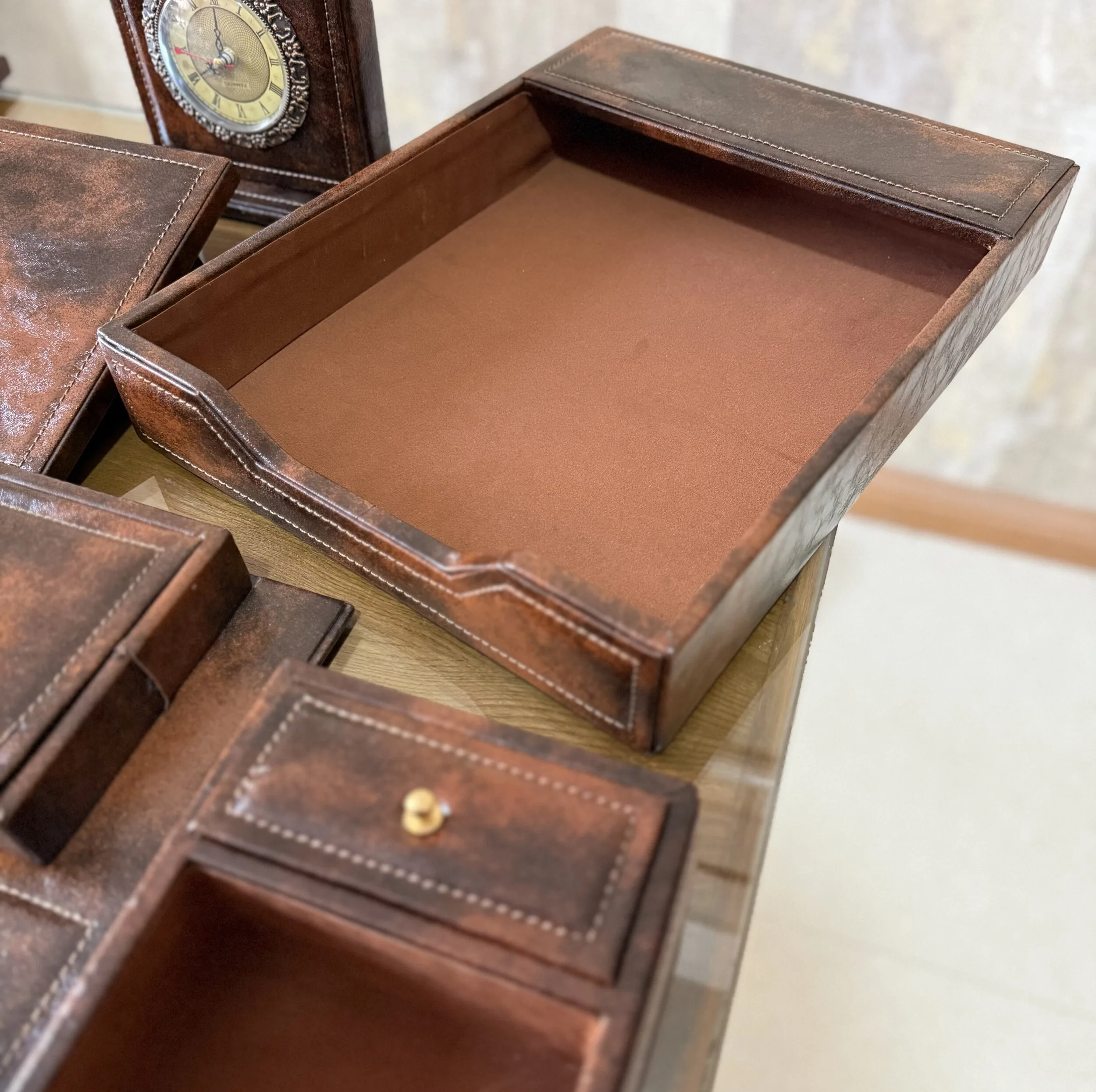 ست ۱۰ تکه لوازم اداری رومیزی مدل مدیریتی چرم ابر و باد کد 710