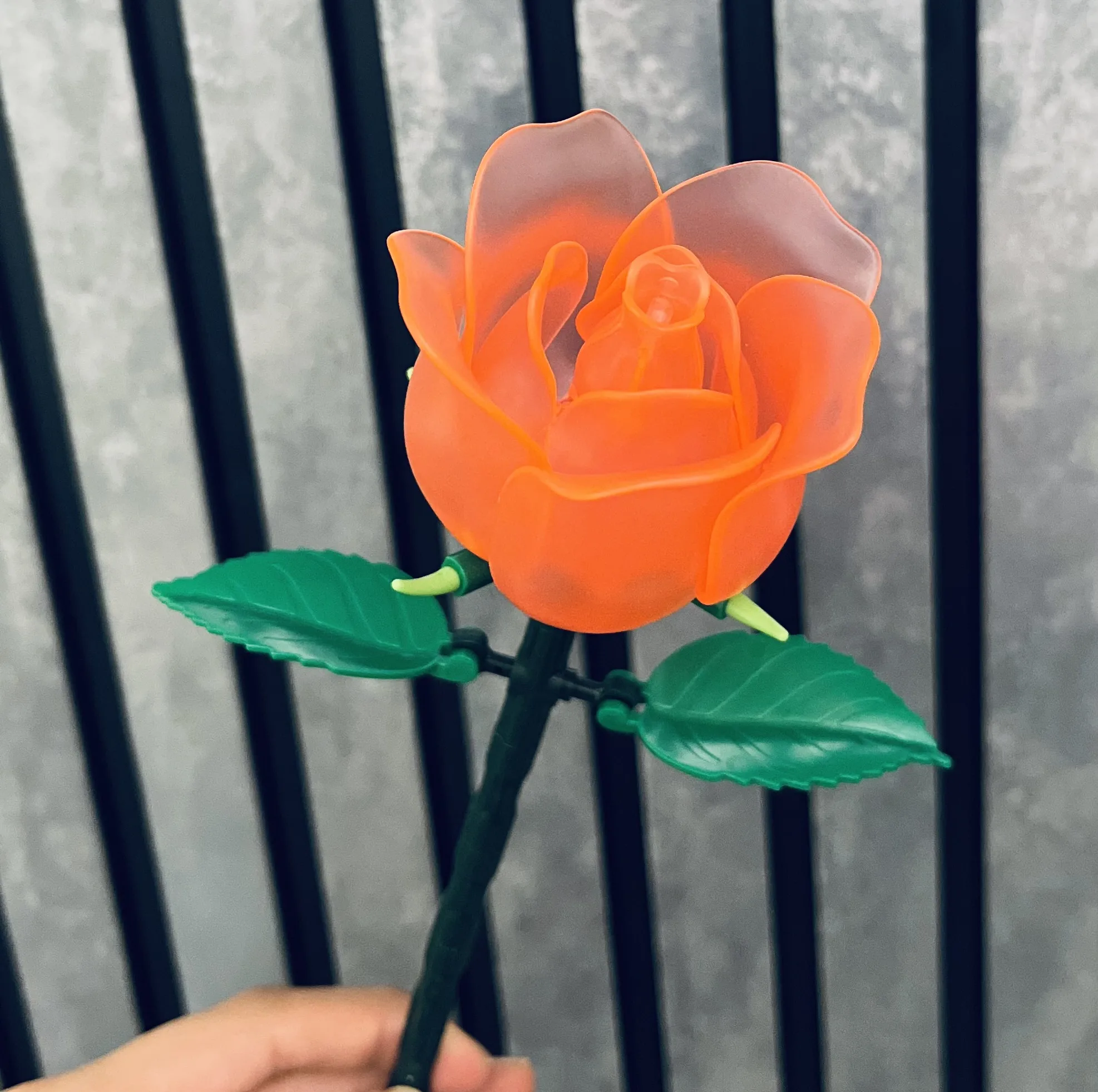 ساختنی ۵۷ تکه گریت فرند مدل شاخه گل رز چراغدار
