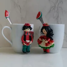 ماگ سرامیکی مدل عروسکی کد L652 به همراه قاشق مجموعه 2 عددی