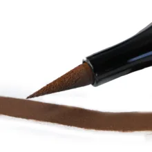 خط چشم ماژیکی پیپا با شماره رنگ 704 و رنگ قهوهای متوسط، حجم 6 میلیلیتر، مات و مقاوم در برابر تعریق، با ماندگاری 24 ساعت وگان فاقد چربی