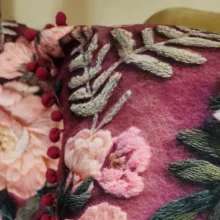کوسن سه بعدی گل دار زرشکی