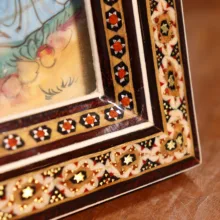 تابلو خاتم کاری چوبی صنایع دستی فاخر مدل سنتی طرح نقاشی کتایون و گشتاسپ کد 30p15in2510