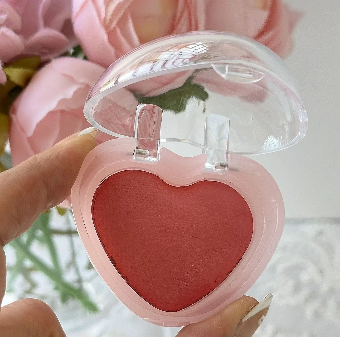 رژ گونه تکی کوین اند کوکو مدل Heart با شماره رنگ 1، جلوه مات و پیگمنت بالا، ماندگاری 12 ساعت