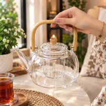 قوری مدل پیرکس دسته بامبو به همراه صافی گنجایش 600 میلی‌ لیتر
