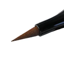 خط چشم ماژیکی پیپا با شماره رنگ 704 و رنگ قهوهای متوسط، حجم 6 میلیلیتر، مات و مقاوم در برابر تعریق، با ماندگاری 24 ساعت وگان فاقد چربی