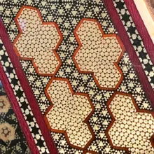 ساعت دیواری خاتم‌ کاری صنایع دستی فاخر مدل سلطنتی طرح زرگون کد PHQGldenDark_Cr50in30-3f3