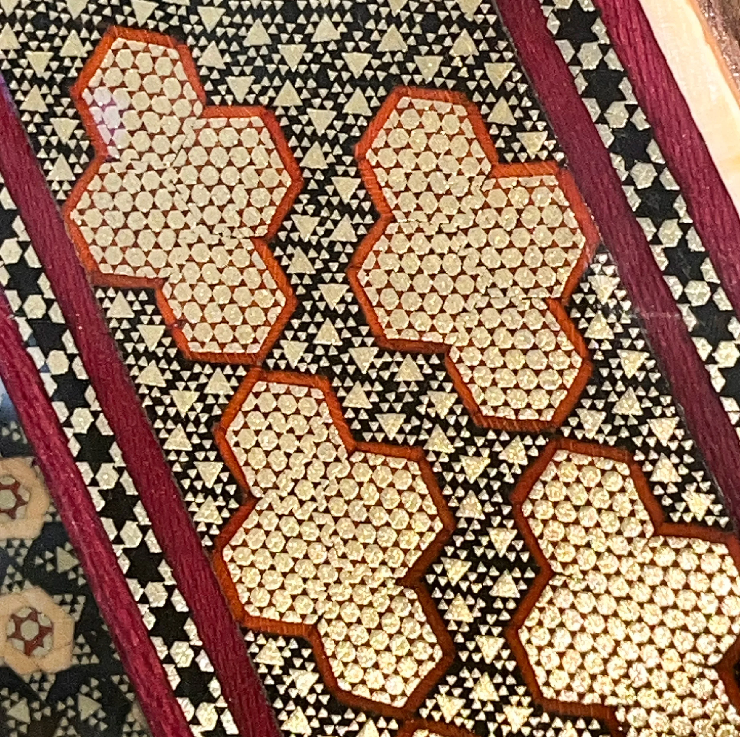 ساعت دیواری خاتم‌ کاری صنایع دستی فاخر مدل سلطنتی طرح زرگون کد PHQGldenDark_Cr50in30-3f3