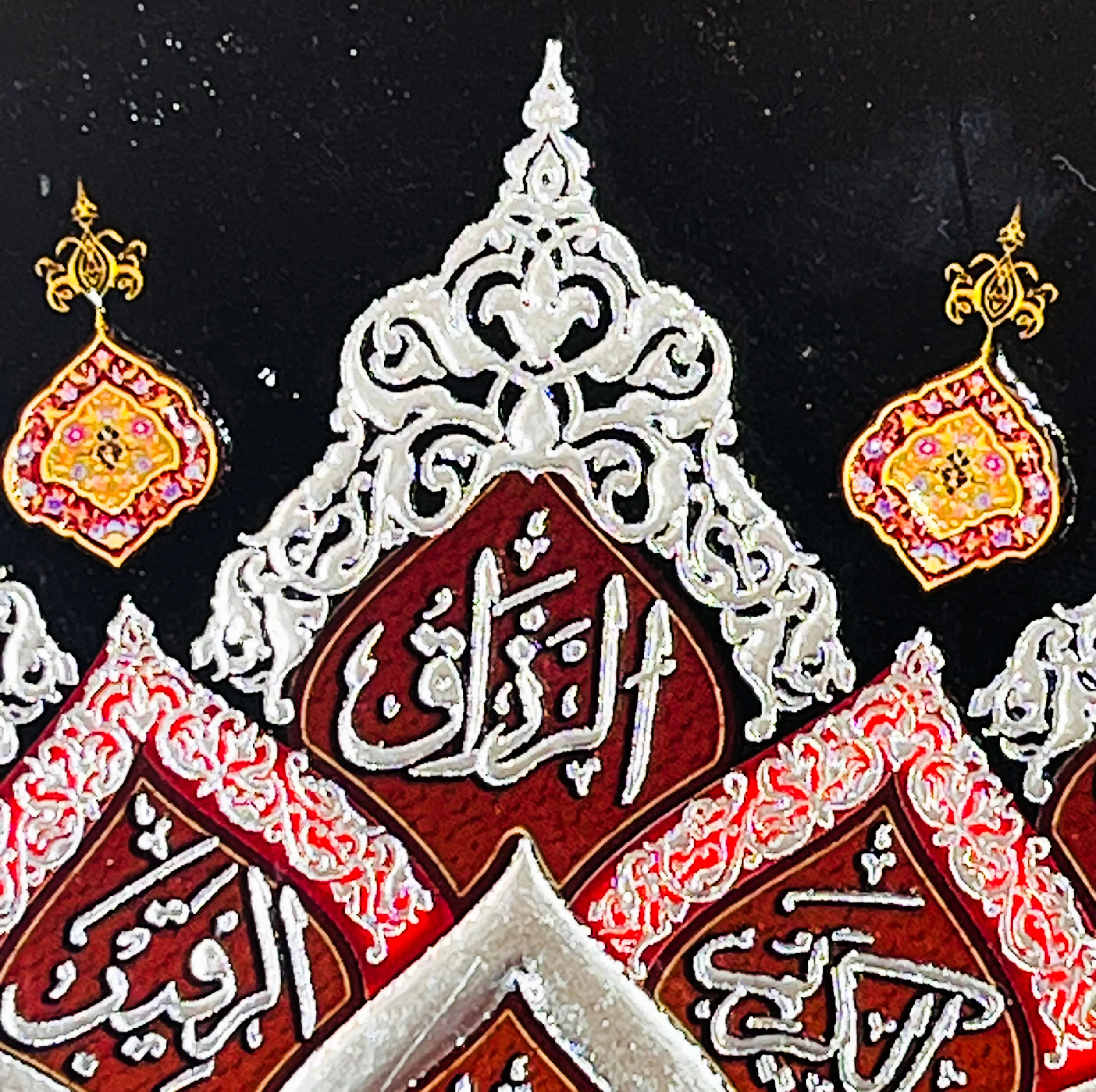 تابلو خاتم کاری چوبی صنایع دستی فاخر مدل سنتی تک گل طرح اسماء الحسنی کد MQTrad45p35in4030Vert-6f6