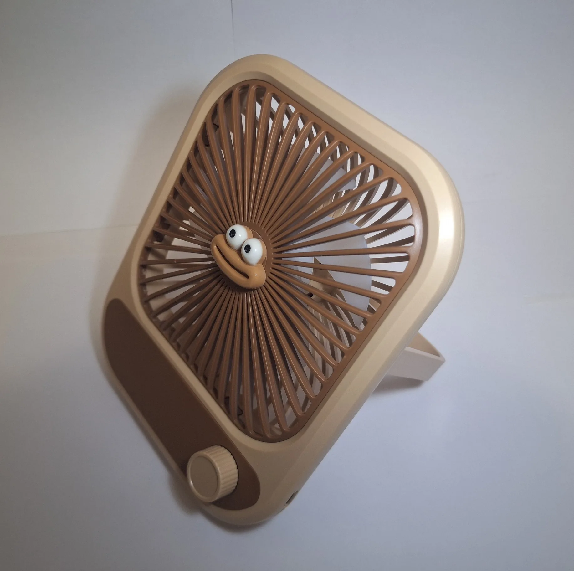 پنکه رومیزی مدل DD8142 با ظرفیت 2400 میلی آمپرساعت