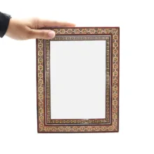 قاب عکس خاتم کاری چوبی صنایع دستی فاخر مدل سنتی طرح تک گل کد 23p18in1813