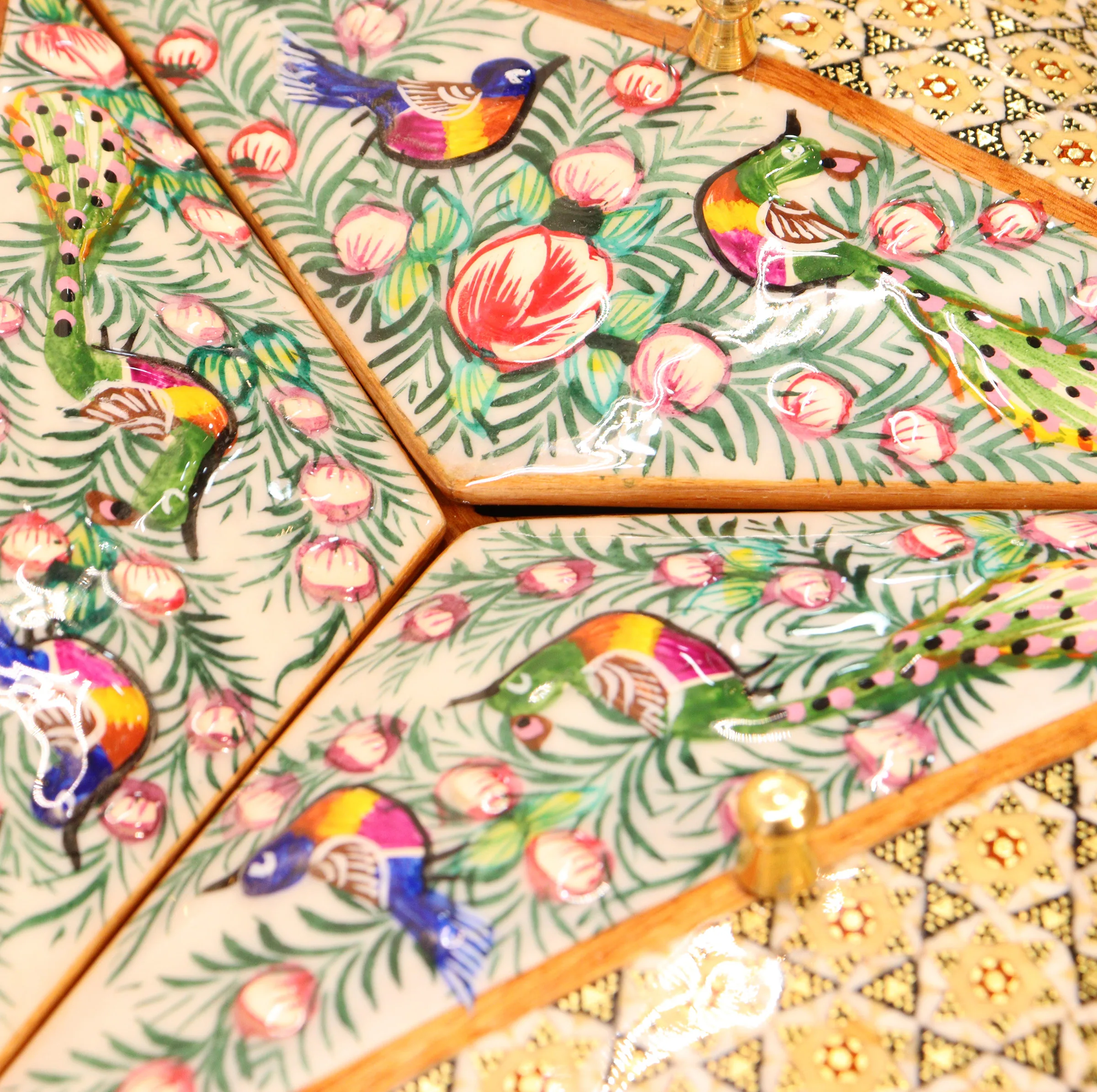 شکلات خوری خاتم کاری صنایع دستی فاخر مدل ممتاز 3 درب طرح گل و مرغ برجسته کد Gr3d26