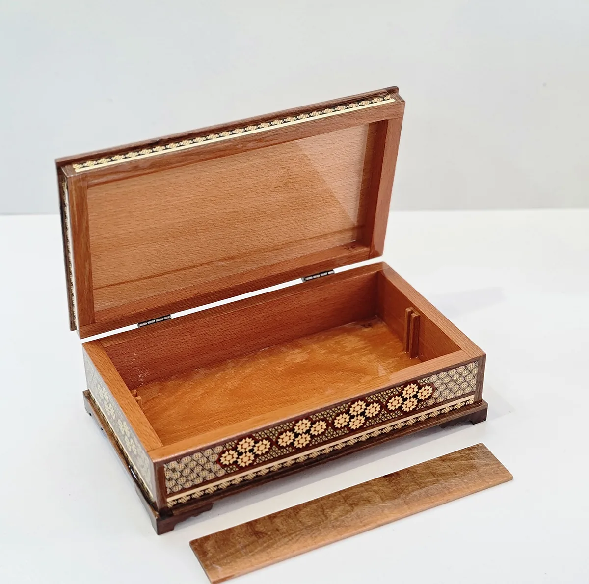جعبه دستمال کاغذی خاتم کاری چوبی مدل کلبه ای لاله ای به همراه جعبه کارد و چنگال