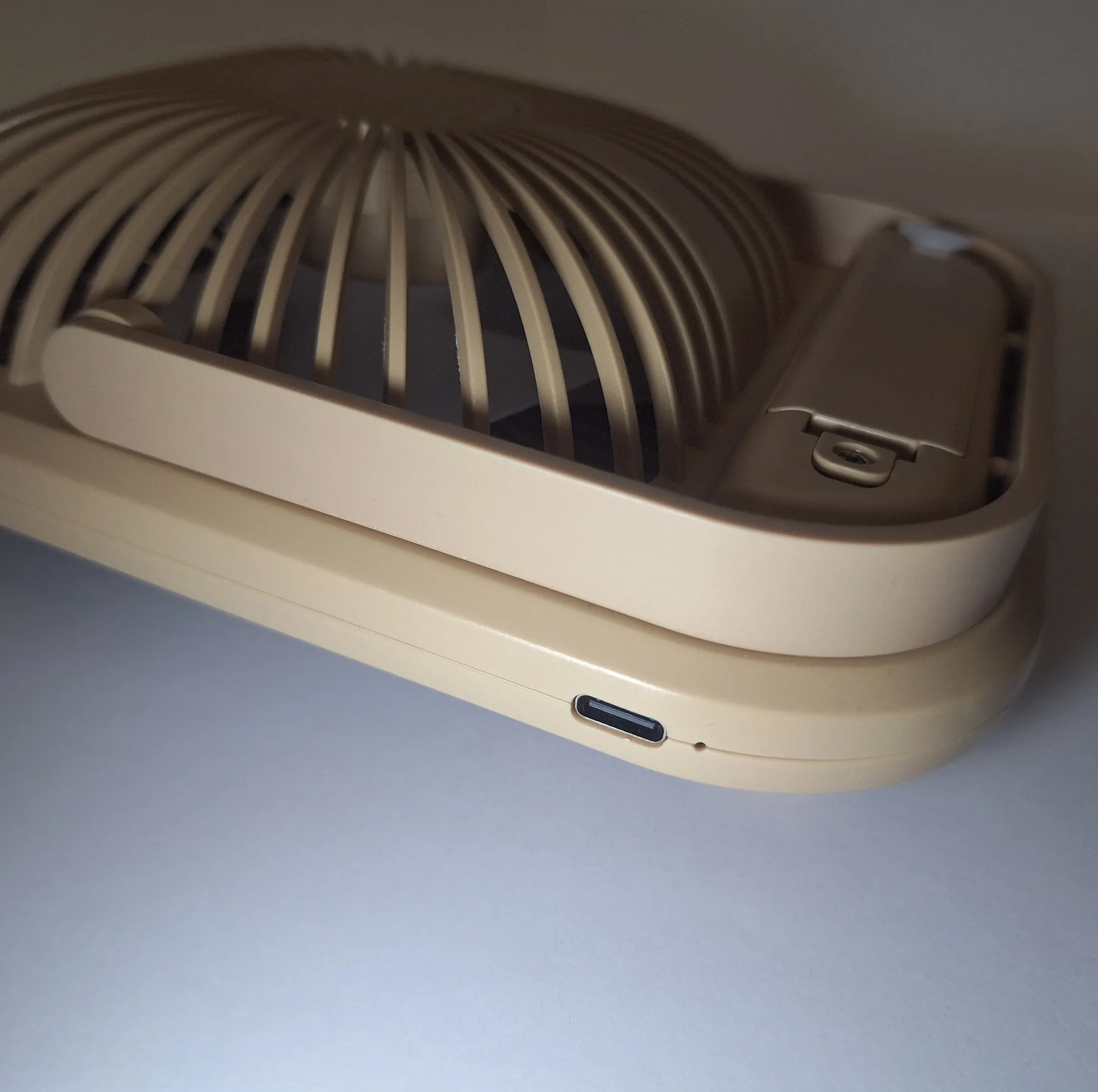 پنکه رومیزی مدل DD8142 با ظرفیت 2400 میلی آمپرساعت