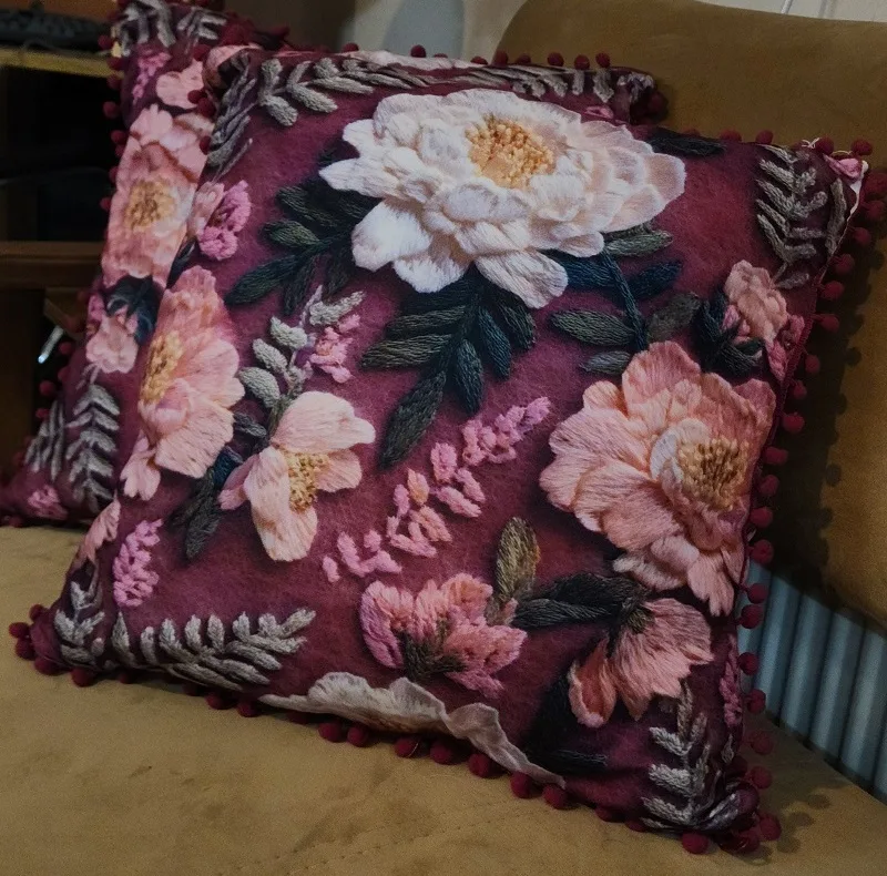 کوسن سه بعدی گل دار زرشکی